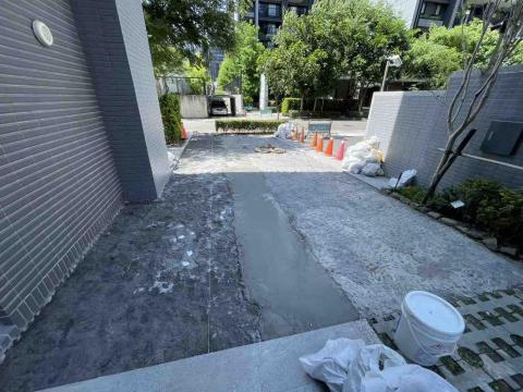 吳易達 - 社區人行道磁磚隆起，底層積水施工前