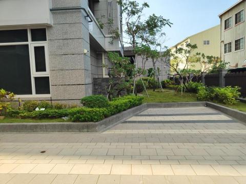 台南園藝行 - 草皮灌木維護