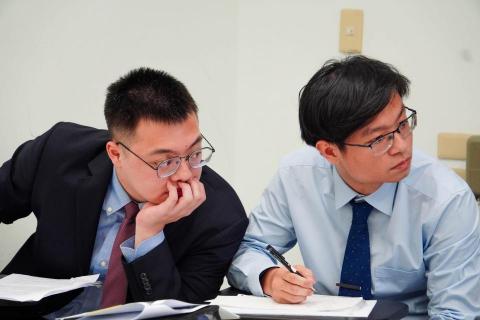 錢俊廷 - 這張照片是參與大專財政辯論比賽的剪影