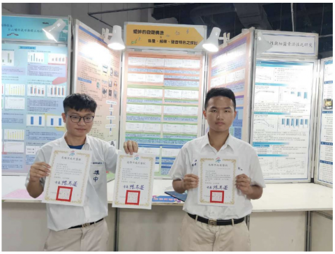 錢俊廷 - 這張照片是高中時期參與生物科展，獲得高雄市賽分組第一名（後因疫情未繼續參加）