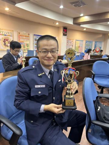 錢俊廷 - 這張照片是大學一年級時代表學校參加辯論比賽獲得冠軍的證明