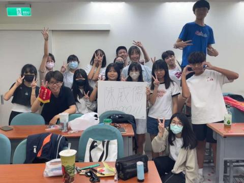 陳威儒數學 - 2025 教師節，學生主動準備了驚喜，讓我深深感受到這份用心與成長。原來，被學生記在心上的，不只是課本裡的數學，更是陪伴與信任。