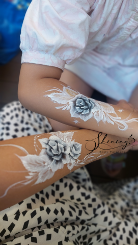 陽光彩繪 - 特別為二位漂亮的高中女生設計的黑白玫瑰圖案！非常適合她帥氣有個性的酷妹形象

