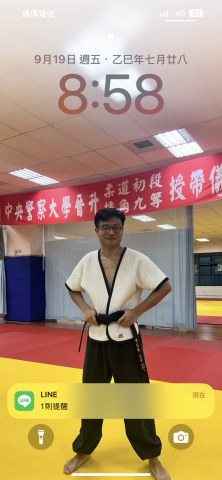 錢俊廷 - 這張照片是大學時期獲得中國式摔角黑帶九等的綬帶照片