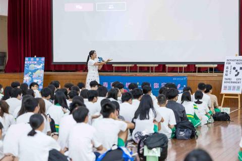 Joyce 瑄瑄/主持人/婚禮主持/活動主持/演員/活動執行 - 2025.09 台北市青年局-名人講堂：九粒 in台北市百齡高中