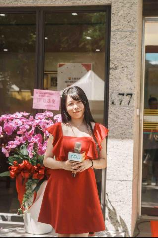 Nini - 開幕主持Nini