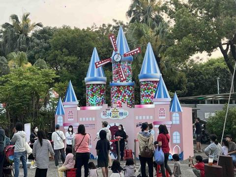 榕茂天創意 - 大型造型扭蛋機訂製