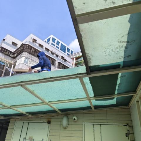 隔熱超人 - 採光罩接縫處也在漏水