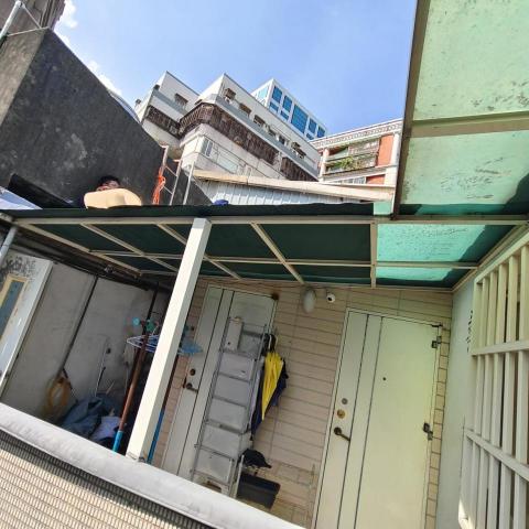 隔熱超人 - 很明顯一邊有陰影了且PC塑膠不在老化