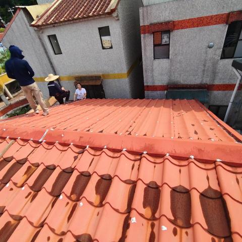 隔熱超人 - 老舊琉璃鋼瓦頻頻漏水，逢雨就漏補都補不完