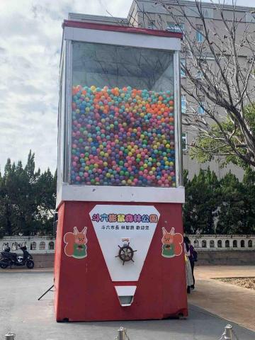 榕茂天創意 - 巨型扭蛋機訂製、出租