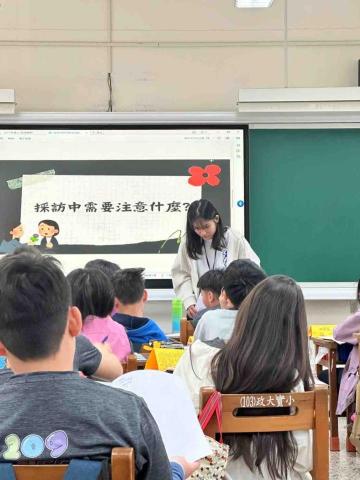 蘇伶喻 -  於三週教學實習時，進行國語授課。