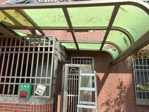 開鑫鐵工廠 - Pc板損壞（更換鋁塑板加厚）施工前