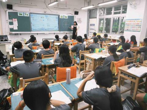 蘇伶喻 - 於成功國小進行半年實習，教授數學課。