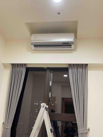 林子揚 - 由於跟設計師商量冷氣，回風不足，天花板不能更改，就會有這種做法 （我們的術語叫做刻帽子）