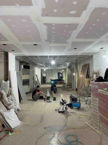 林子揚 - 與木工商討