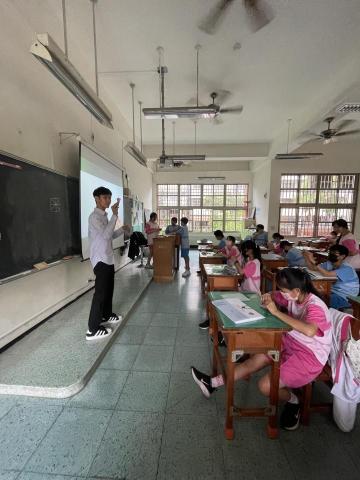 詹範超 - 高雄市立三民國中日文社教學現場。(主題:千紙鶴)