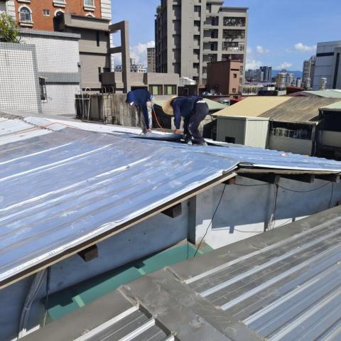 隔熱超人 - 屋頂多一層防護頂樓的訪客不再抱怨冷氣不冷，電費也省了一大截