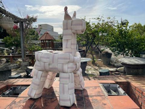 劉適仲 - 水帶行豐玩具，依據動物行性打造各式各樣的水袋設施，不僅廢物利用，更帶來動物更多的行為刺激!