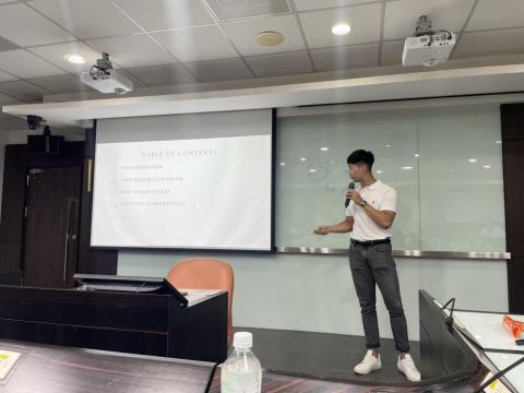 Alex Huang - 以英文簡報方式向政大商學院學生說明如何撰寫英文履歷之要點。