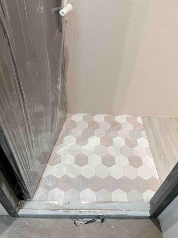 岦悅地板工程 - 玄關SPC石塑耐磨木紋地板-卡扣六角