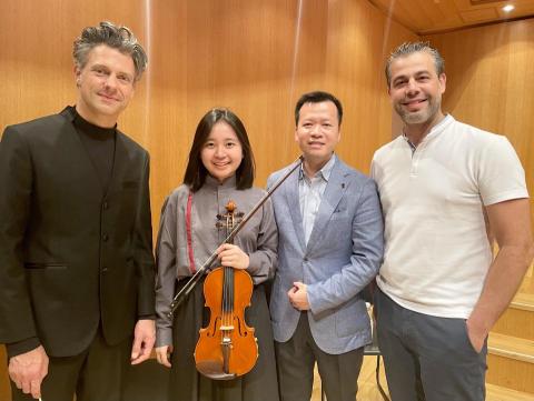 Cora 張仲薇小提琴教學/表演🎻 - 2024 亞洲青年管弦樂團的指揮與CEO合影