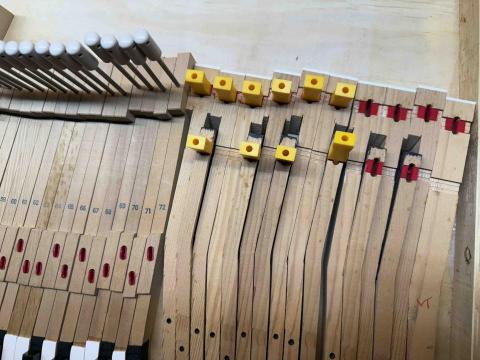 新展國際鋼琴維修技術 - 更新鍵盤尼龍