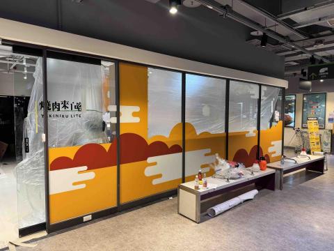 簡子堯 - 重慶家樂福彩白彩玻貼