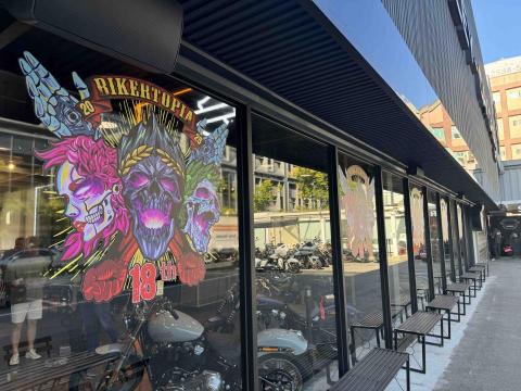 簡子堯 - 內湖哈雷彩白彩玻貼