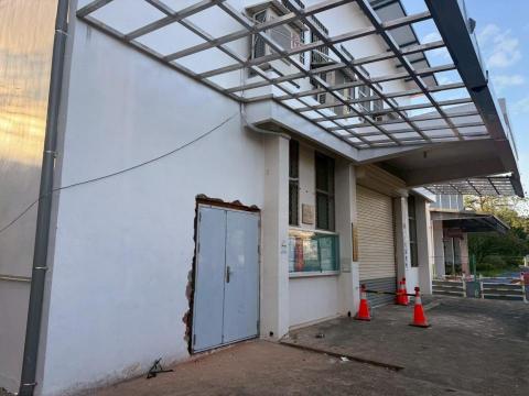 心感覺企業社 - 大門安裝、雨庇安裝、吸頂燈安裝、隔熱紙施作施工中 心感覺企業社 - 大門安裝、雨庇安裝、吸頂燈安裝、隔熱紙施作施工中