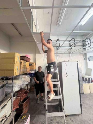 小謝 24H到府服務您！ - 輕鋼架施工中