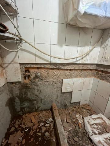 裕仁 - 打管溝從淋浴區壓接熱水管到洗手台