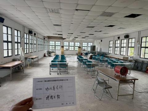 心感覺企業社 - 天花板輕鋼架拆除更換、油漆粉刷、LED平板燈安裝、天花板、電扇、電源及電燈線路拆除更換施工前 心感覺企業社 - 天花板輕鋼架拆除更換、油漆粉刷、LED平板燈安裝、天花板、電扇、電源及電燈線路拆除更換施工前