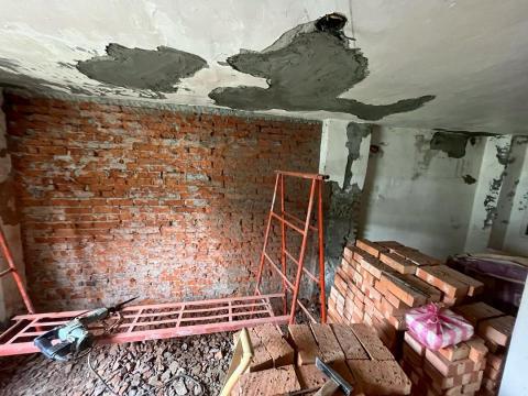 裕仁 - 牆面打除見底 天花板修補