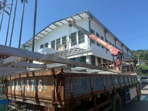 心感覺企業社 - 雨庇安裝、吸頂燈安裝、隔熱紙施作施工中 心感覺企業社 - 雨庇安裝、吸頂燈安裝、隔熱紙施作施工中
