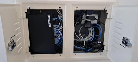 韋傑開發科技企業社 - 客戶端 原弱電箱狹小 前水電師傅線路配置雜亂 網路設備施工時 除設備標明外 線路確實標記以利爾後方便查修 並將其他 電視/電話及相關弱電線路 整線收容