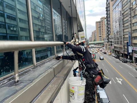 極護高空工程 - 矽利康工程 極護高空工程 - 矽利康工程