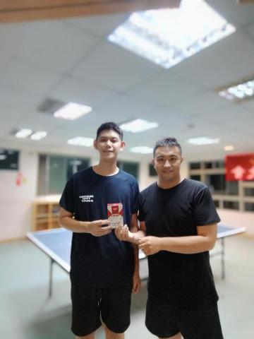 張敬彬 - 小承是一個年輕上班族，想培養運動習慣特地來學桌球，十堂課的安排後直接到球場體驗，很自然的與人輕鬆對打