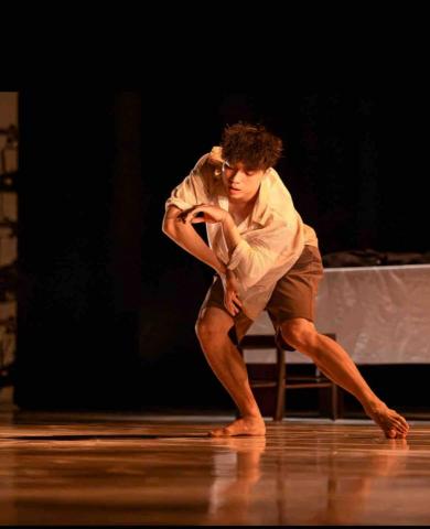 Benson - 舞作-還在的（編舞者：余采芩 現為德國碧娜·鮑許烏帕塔舞蹈劇場的主要舞者）