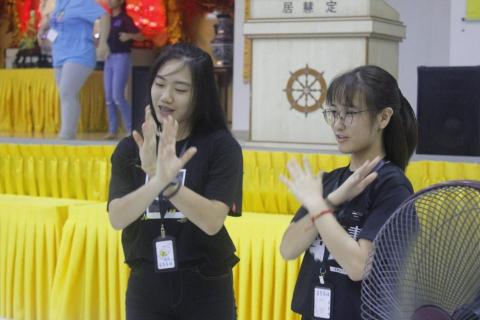 Mae - 陪同及引導小朋友表演