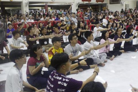 Mae - 帶領小朋友進行表演給家長