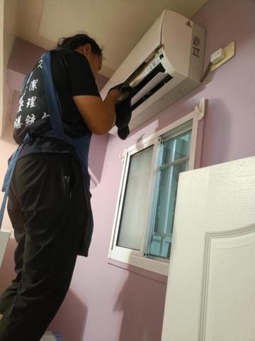 新易來精緻美學清潔團隊 - 冷氣外殼擦拭