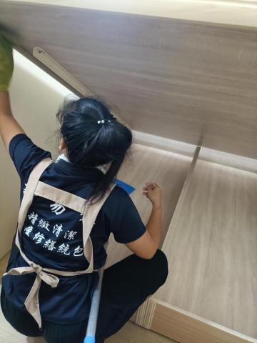 新易來精緻美學清潔團隊 - 床座擦拭