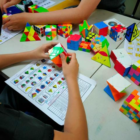 提供批發包包服務的專家黃秋月