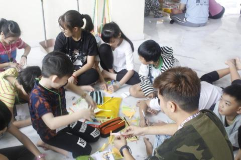 Mae - 帶領小朋友進行小組創作及呈現表演