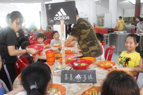 Mae - 小組用餐環節，負責分食及照顧小朋友