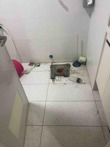 民眾衛生企業社 - 拆除馬桶進行疏通，疏通後協助將環境整理