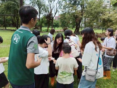 陳婉庭 - 特殊孩童營隊活動陪伴員，帶領孩童體驗戶外遊戲