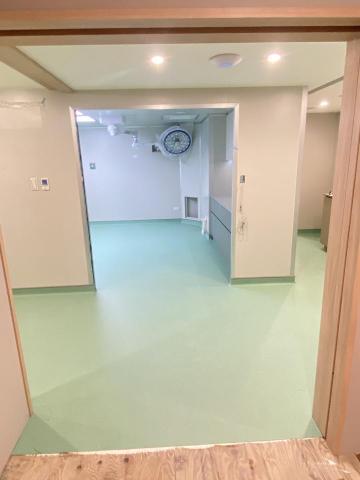 李小姐 - 醫美中心手術室捲材上牆完成照。