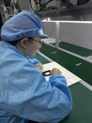 C Charliee - 在家庭公司上班時的照片